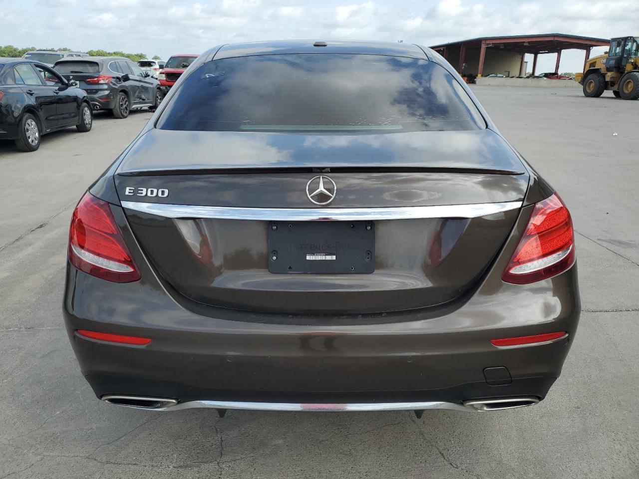 2018 Mercedes-Benz E 300 vin: WDDZF4JB9JA396573