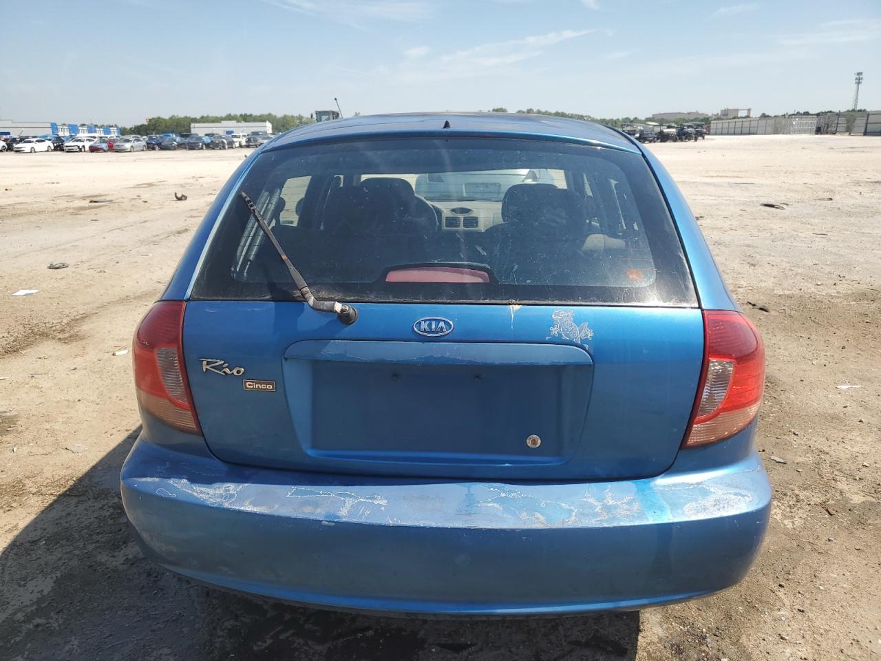 KNADC165046197365 2004 Kia Rio Cinco