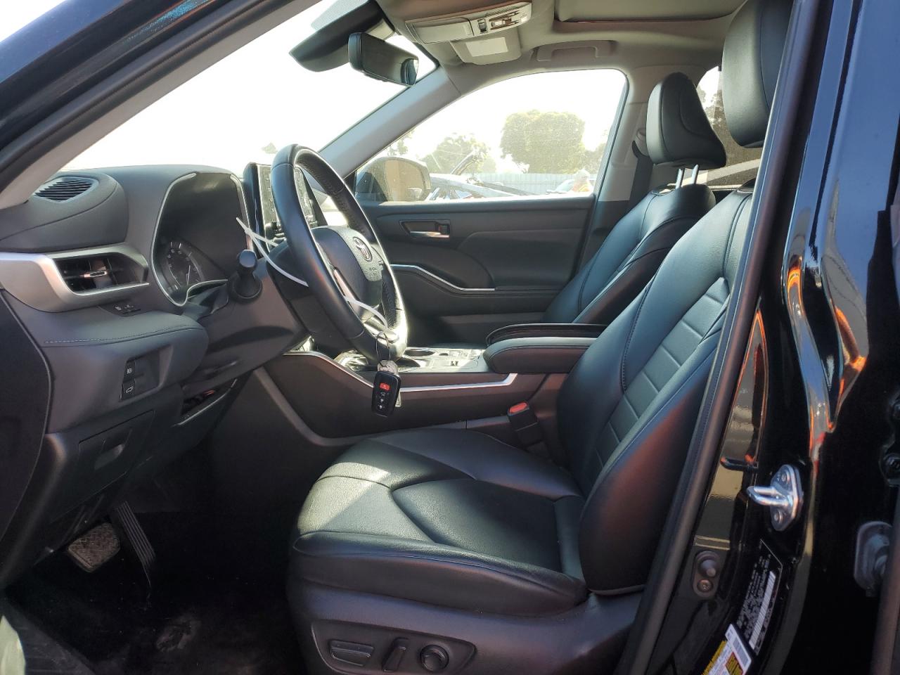 5TDGZRAH7NS546957 2022 Toyota Highlander Xle