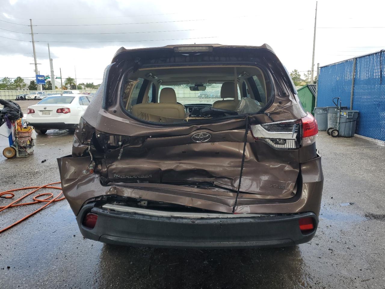 5TDKZRFH6HS199712 2017 Toyota Highlander Se