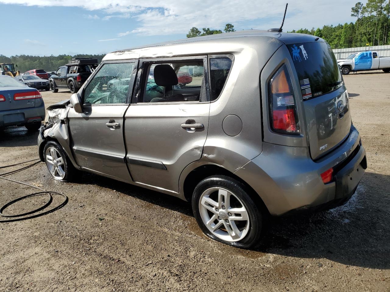 KNDJT2A23B7254335 2011 Kia Soul +