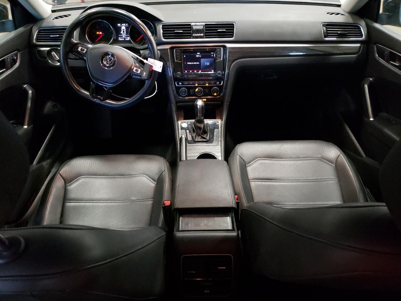 1VWBA7A39JC011261 2018 Volkswagen Passat Se