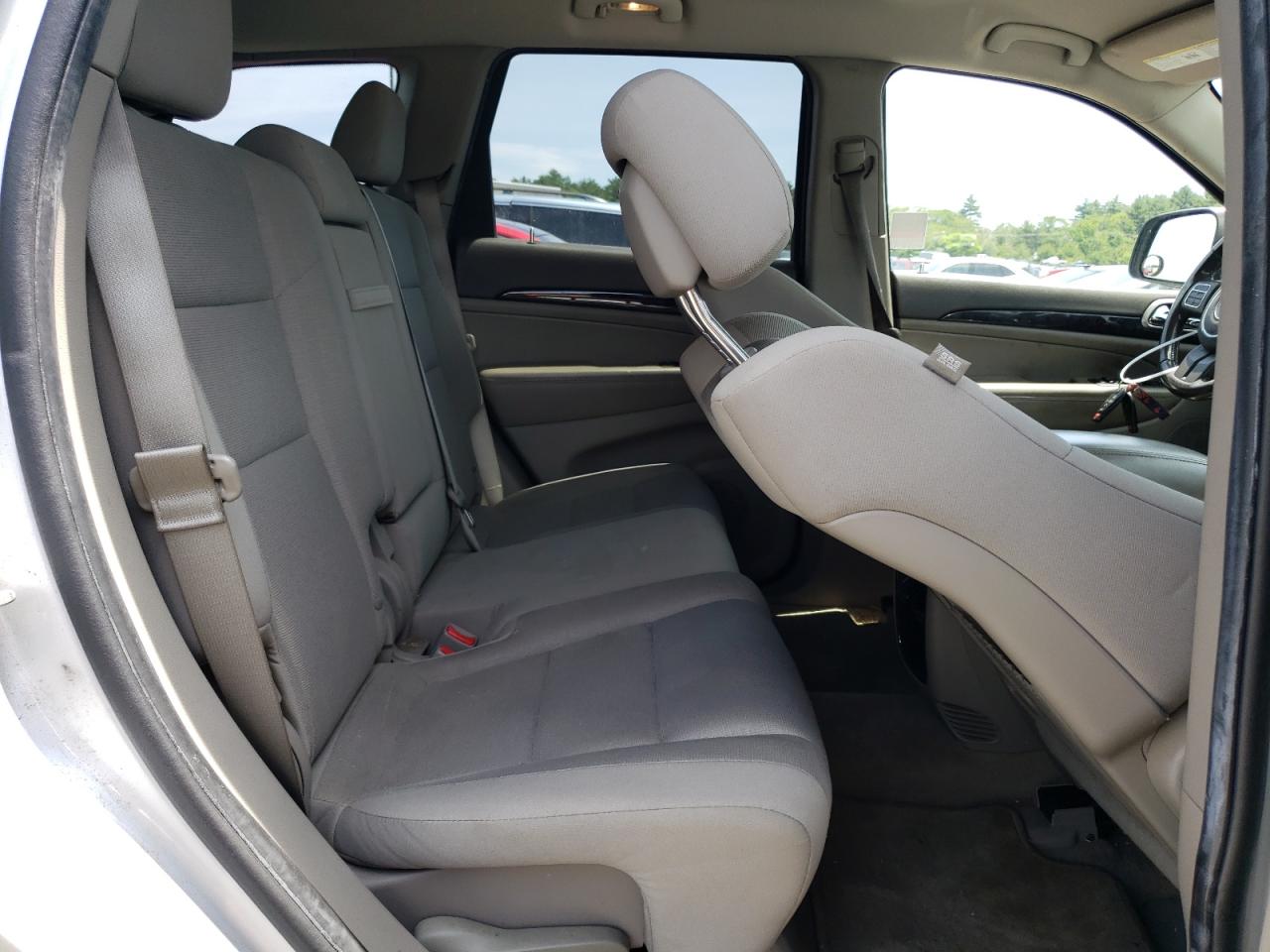 1J4RR4GG2BC566762 2011 Jeep Grand Cherokee Laredo