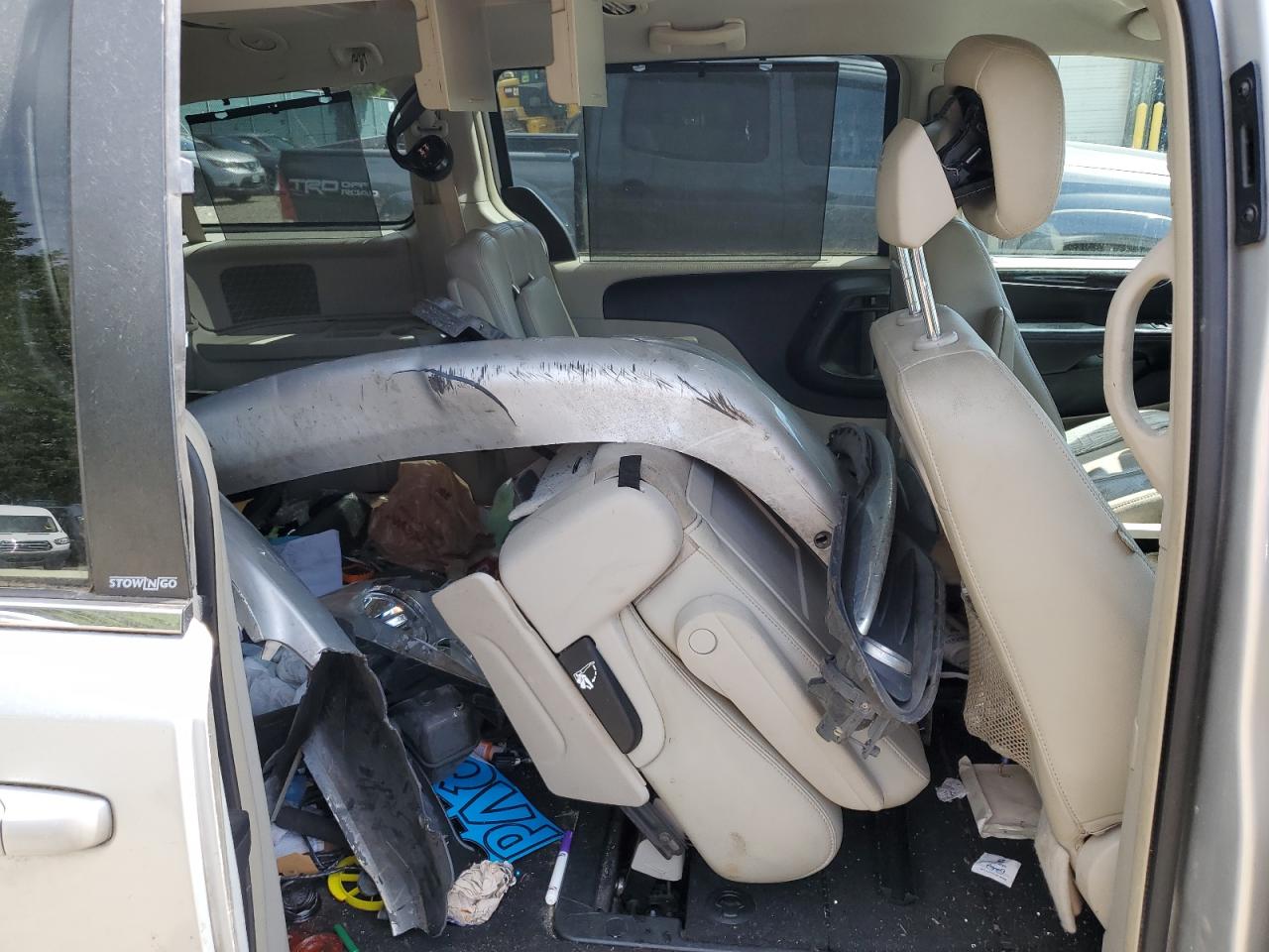 2A4RR8DG9BR780425 2011 Chrysler Town & Country Touring L