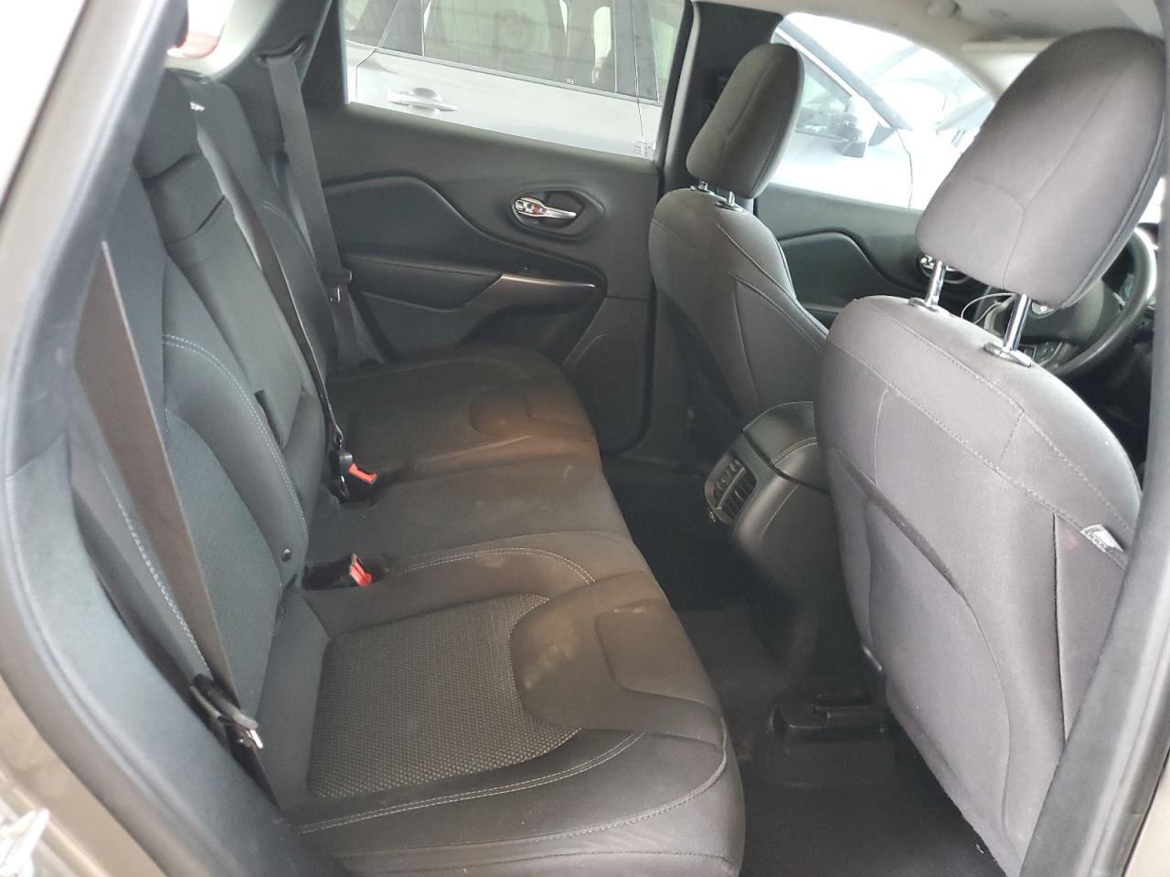 1C4PJLCB0KD360326 2019 Jeep Cherokee Latitude