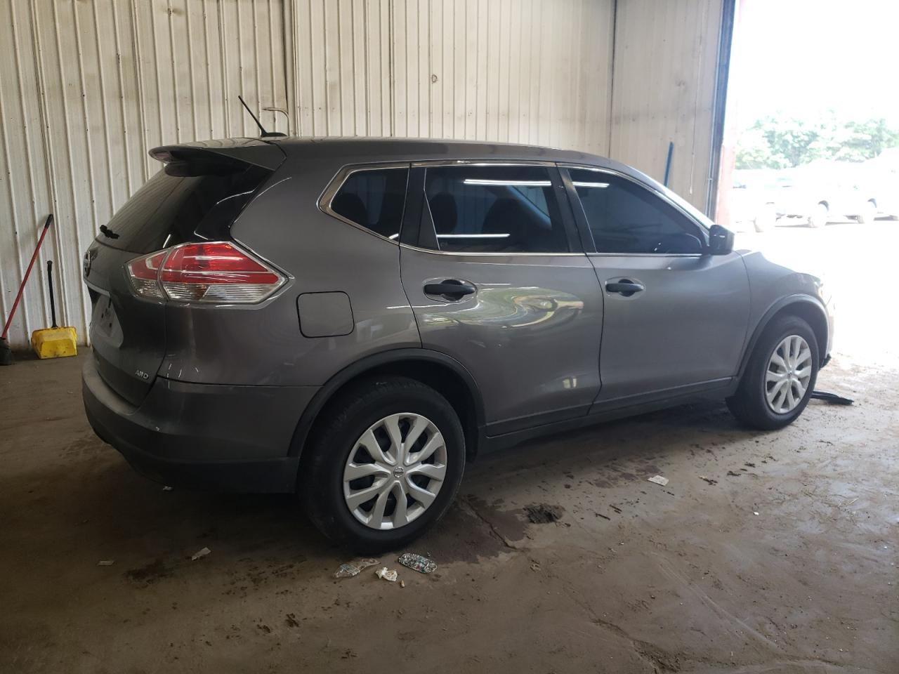 2016 Nissan Rogue S vin: KNMAT2MV0GP687611