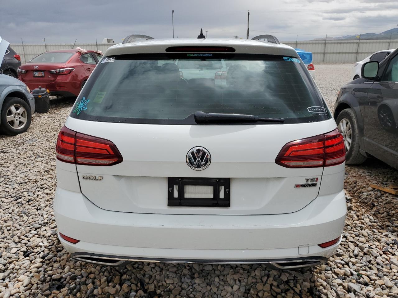 2018 Volkswagen Golf Sportwagen S vin: 3VW217AU0JM765639