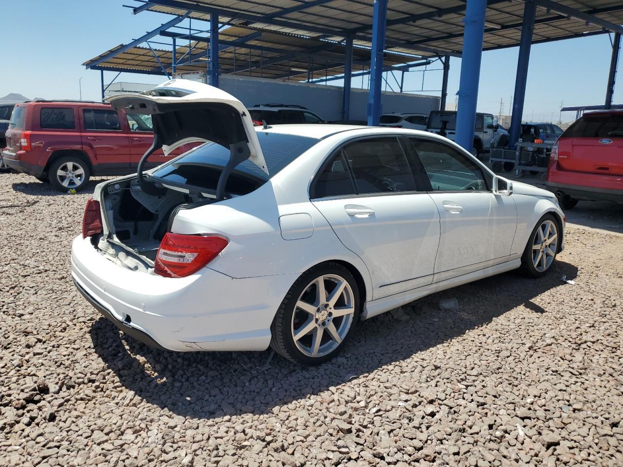 2014 Mercedes-Benz C 250 vin: WDDGF4HB7EA957677