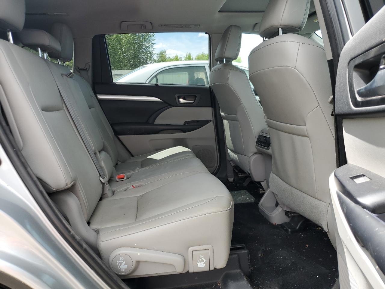 5TDJZRFH7JS831022 2018 Toyota Highlander Se