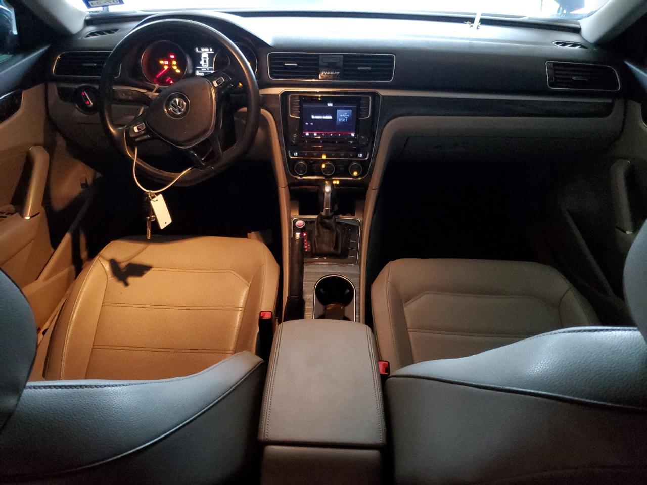 1VWBA7A30JC040230 2018 Volkswagen Passat Se