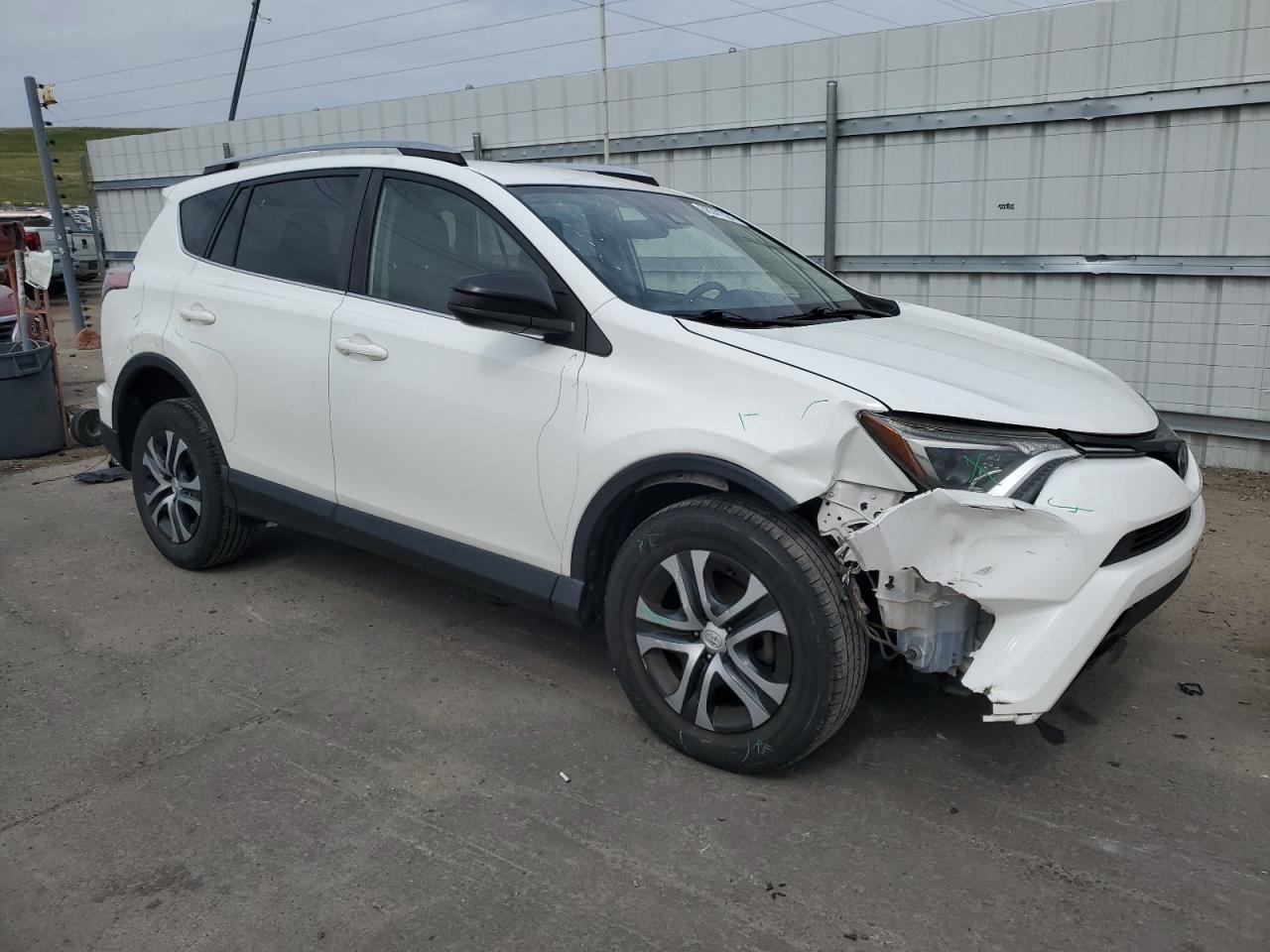 JTMBFREV9HJ130185 2017 Toyota Rav4 Le