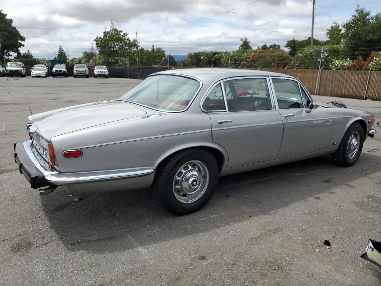 UG2T57376 1975 Jaguar Xj6