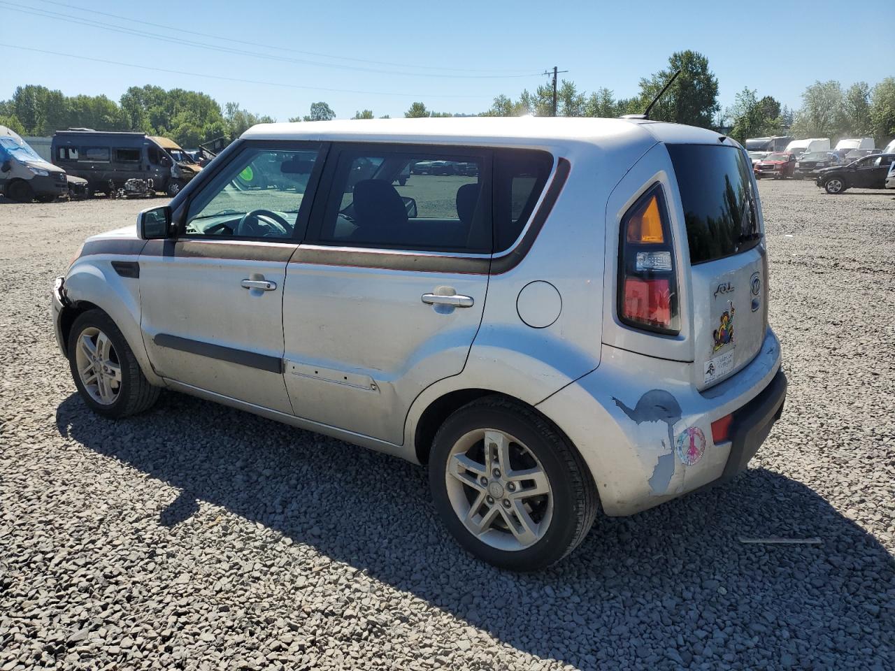 KNDJT2A22B7708882 2011 Kia Soul +