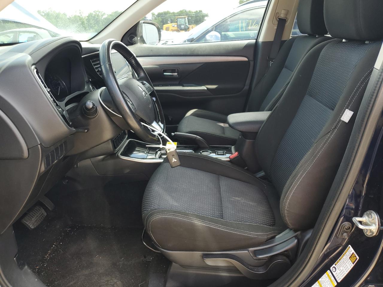 JA4AD3A30HZ038803 2017 Mitsubishi Outlander Se