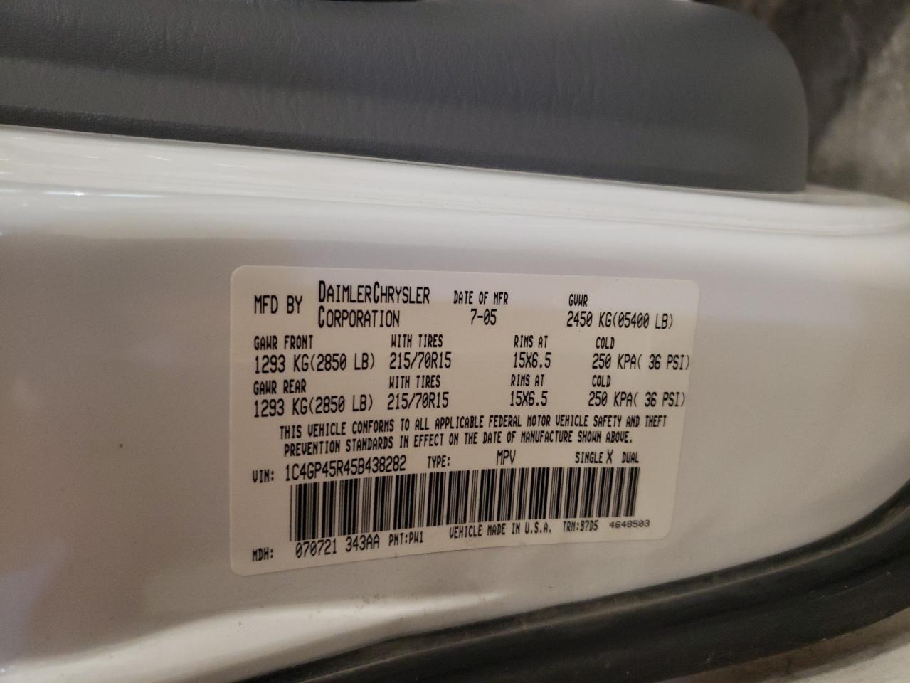 1C4GP45R45B438282 2005 Chrysler Town & Country