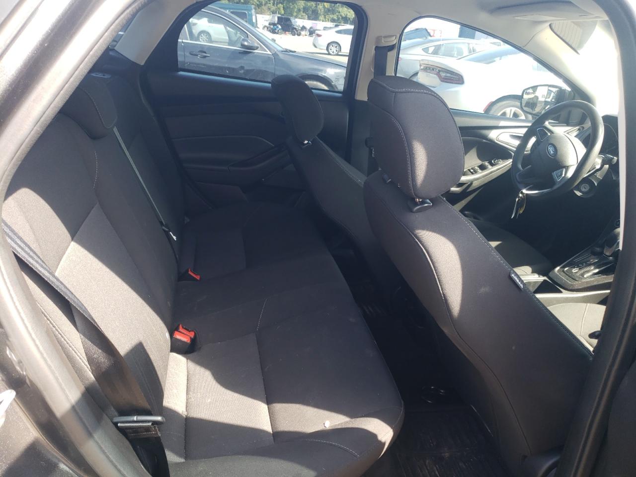 1FADP3F2XJL269362 2018 Ford Focus Se