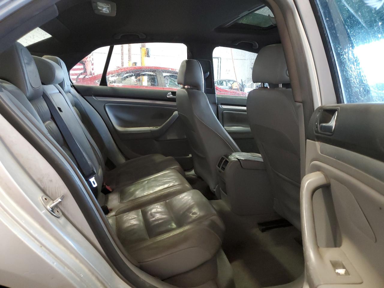 3VWXJ71K16M675783 2006 Volkswagen Jetta Gli Option Package 2