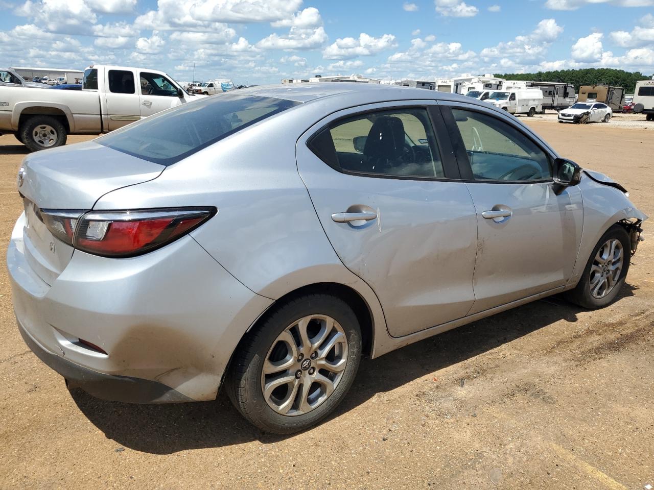 3MYDLBYV0JY302708 TOYOTA YARIS 2018
