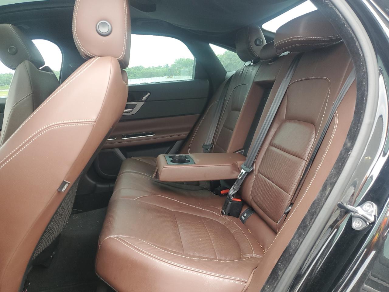 SAJBF4BV4GCY03881 2016 Jaguar Xf R - Sport