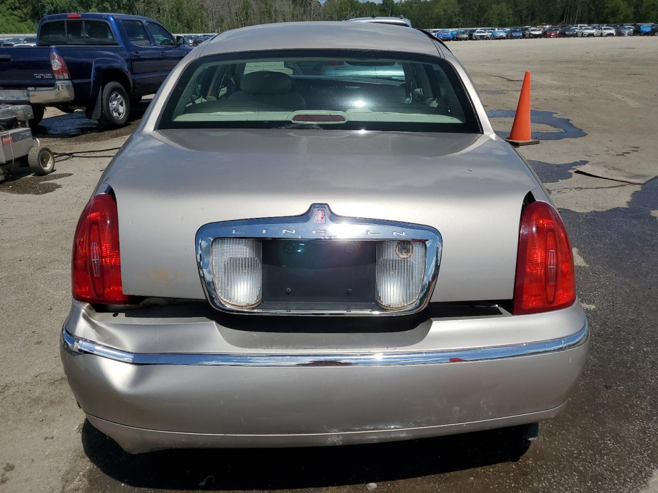 1LNHM81W9XY707825 1999 Lincoln Town Car Executive