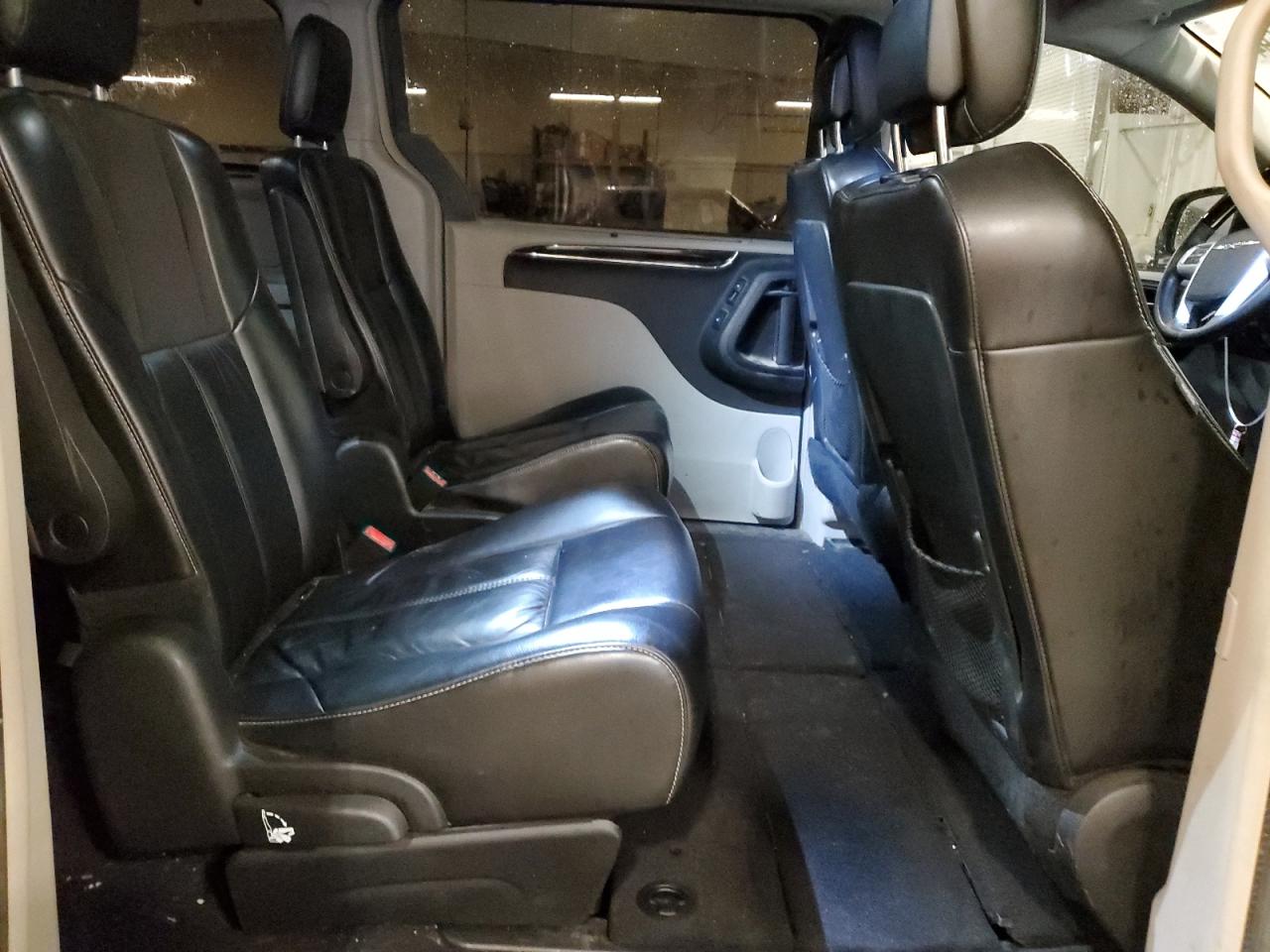 2C4RC1GG2GR308181 2016 Chrysler Town & Country Limited Platinum