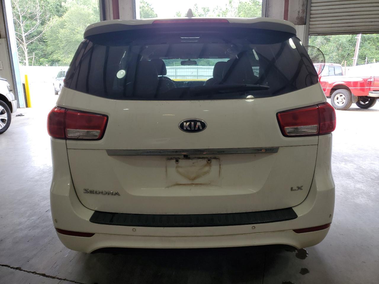 KNDMB5C17J6392051 2018 Kia Sedona Lx