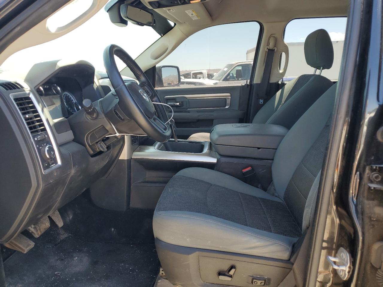 1C6RR7GT3HS555442 2017 Ram 1500 Slt