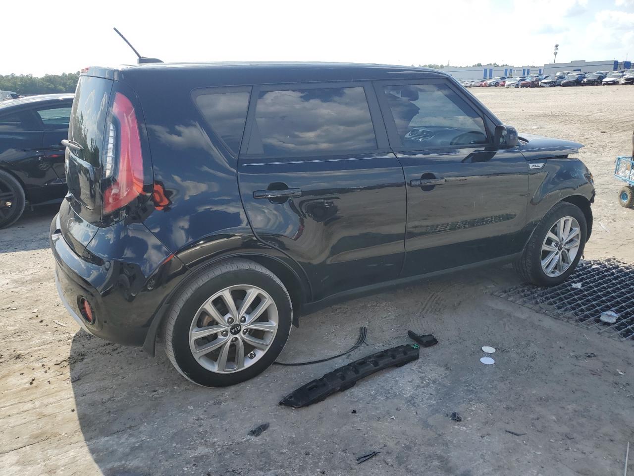 KNDJP3A53J7590117 2018 Kia Soul +