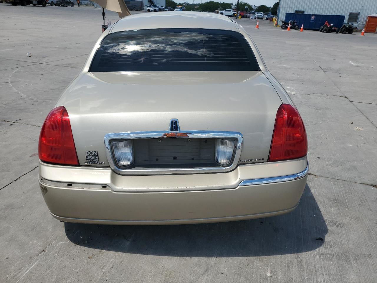 2LNBL8CV4AX752305 2010 Lincoln Town Car Signature Limited