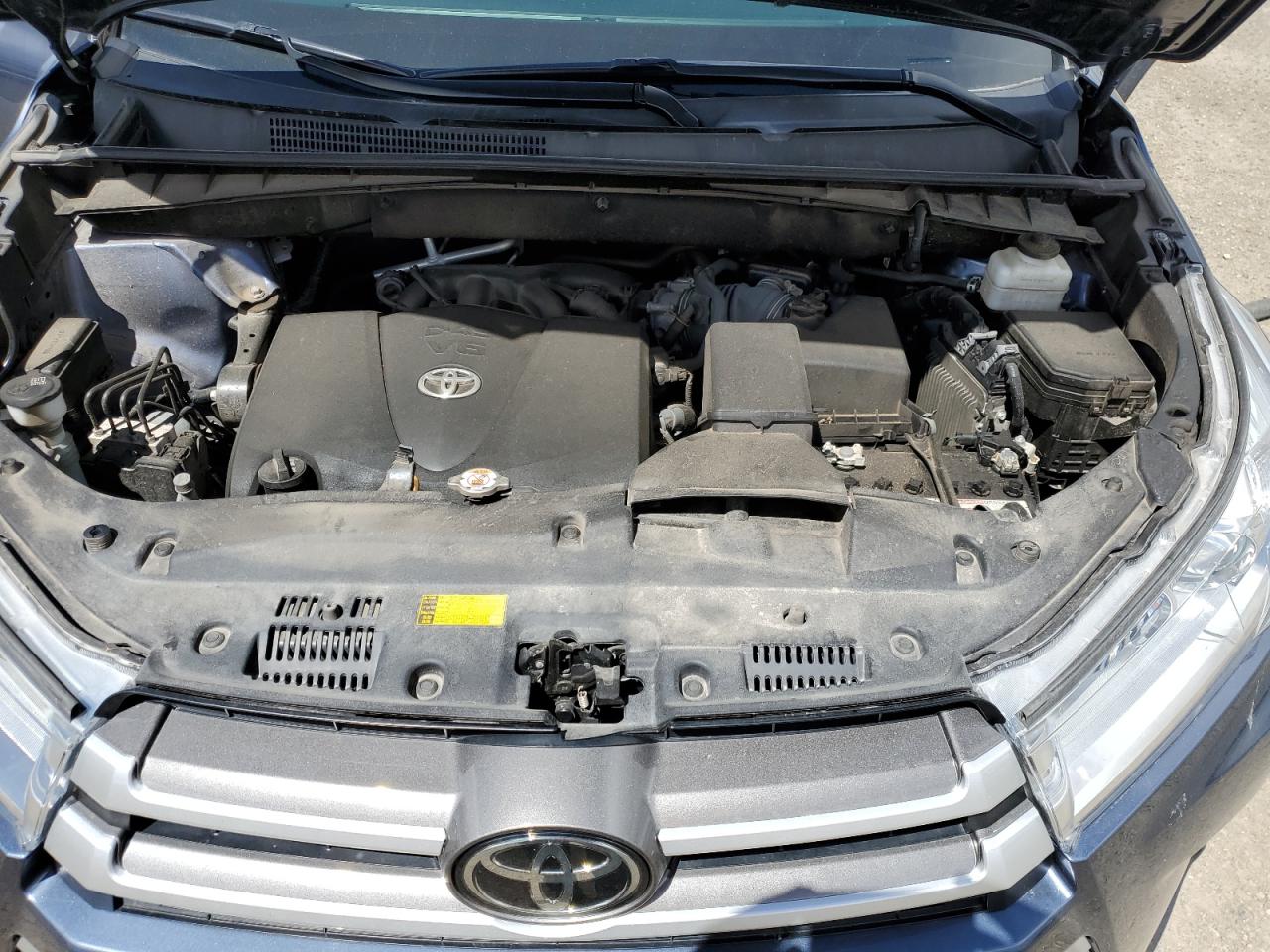 5TDJZRFH1KS975019 2019 Toyota Highlander Se