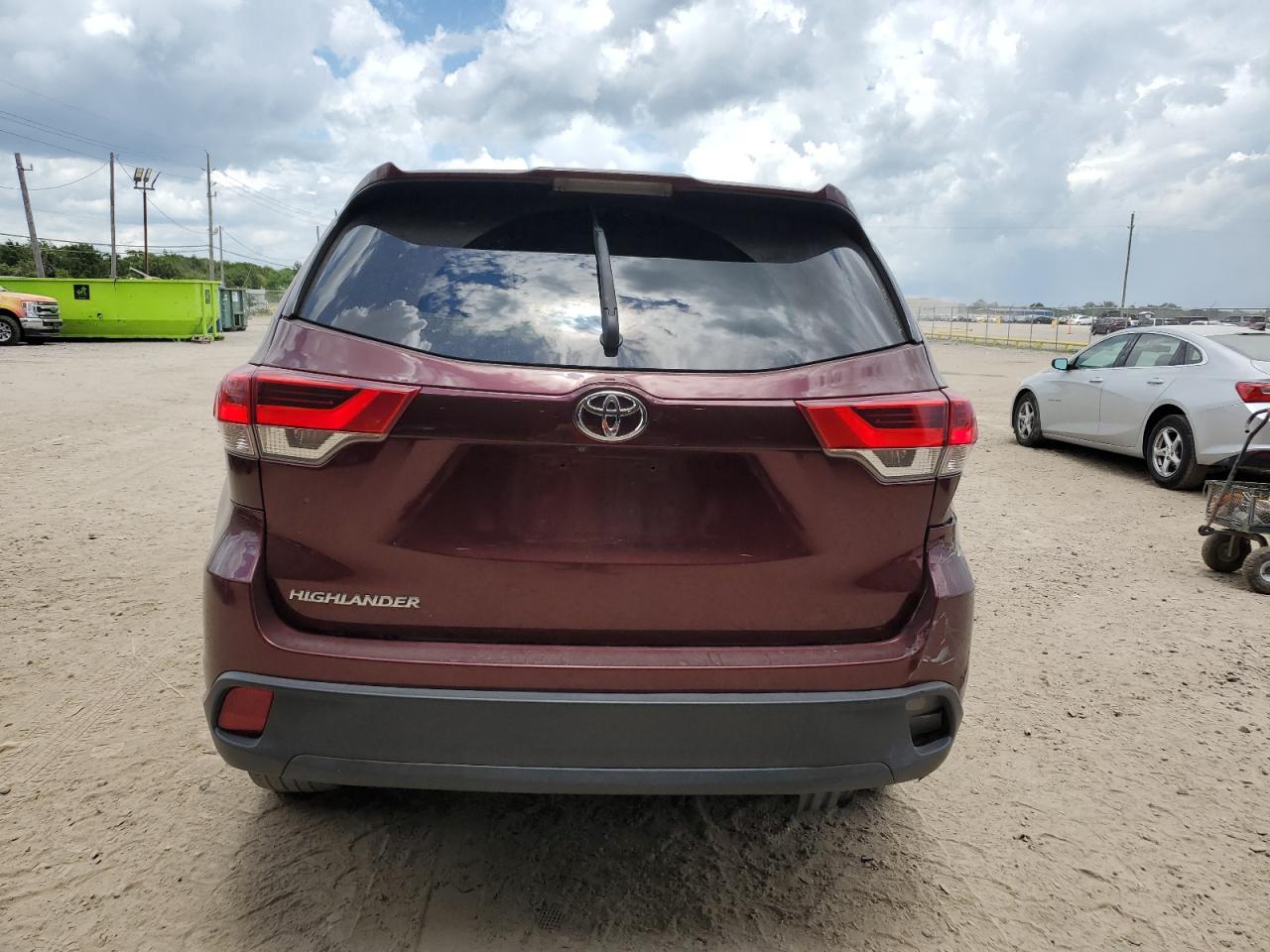 5TDZZRFH2HS219954 2017 Toyota Highlander Le