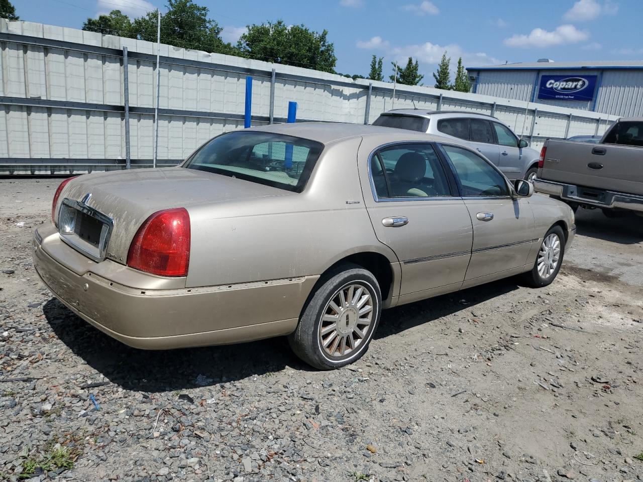 1LNHM81W44Y663485 2004 Lincoln Town Car Executive