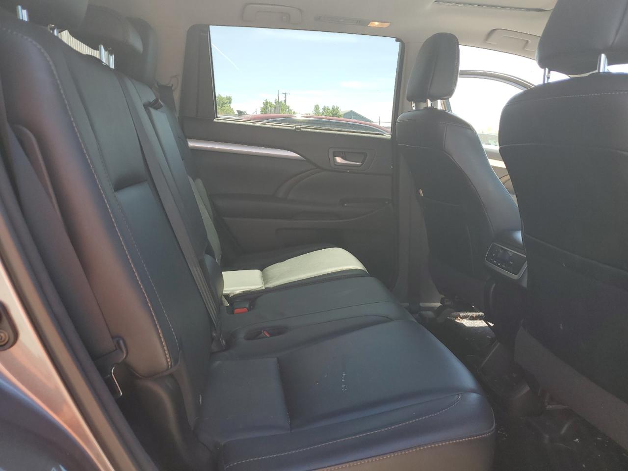 5TDKKRFH3GS502965 2016 Toyota Highlander Xle