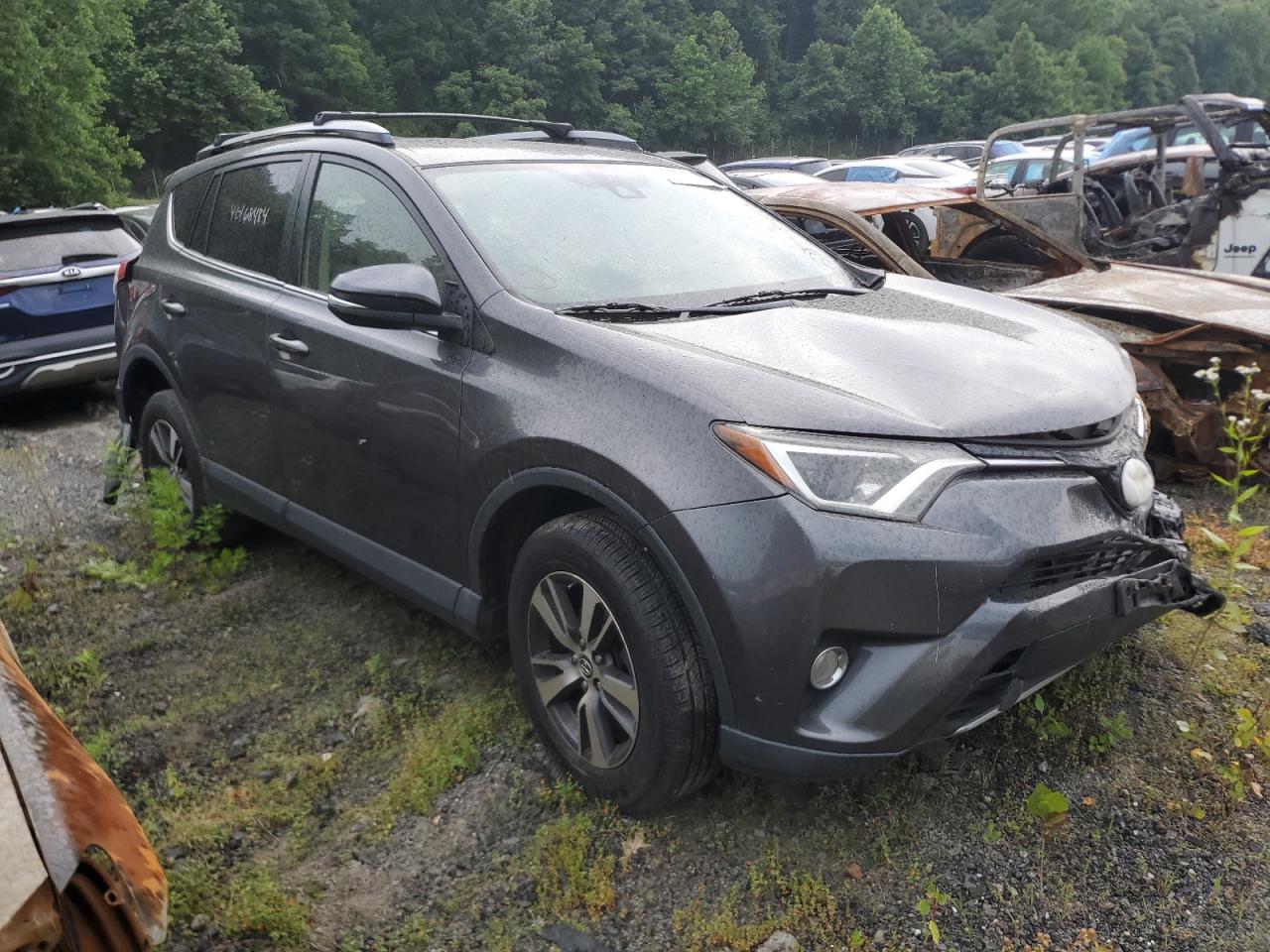 JTMRFREV4HJ112921 2017 Toyota Rav4 Xle