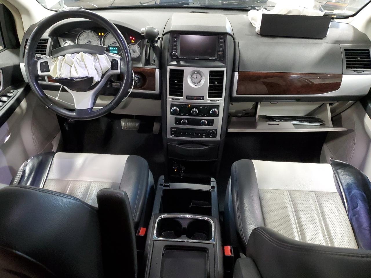 2A4RR8DX4AR414757 2010 Chrysler Town & Country Touring Plus