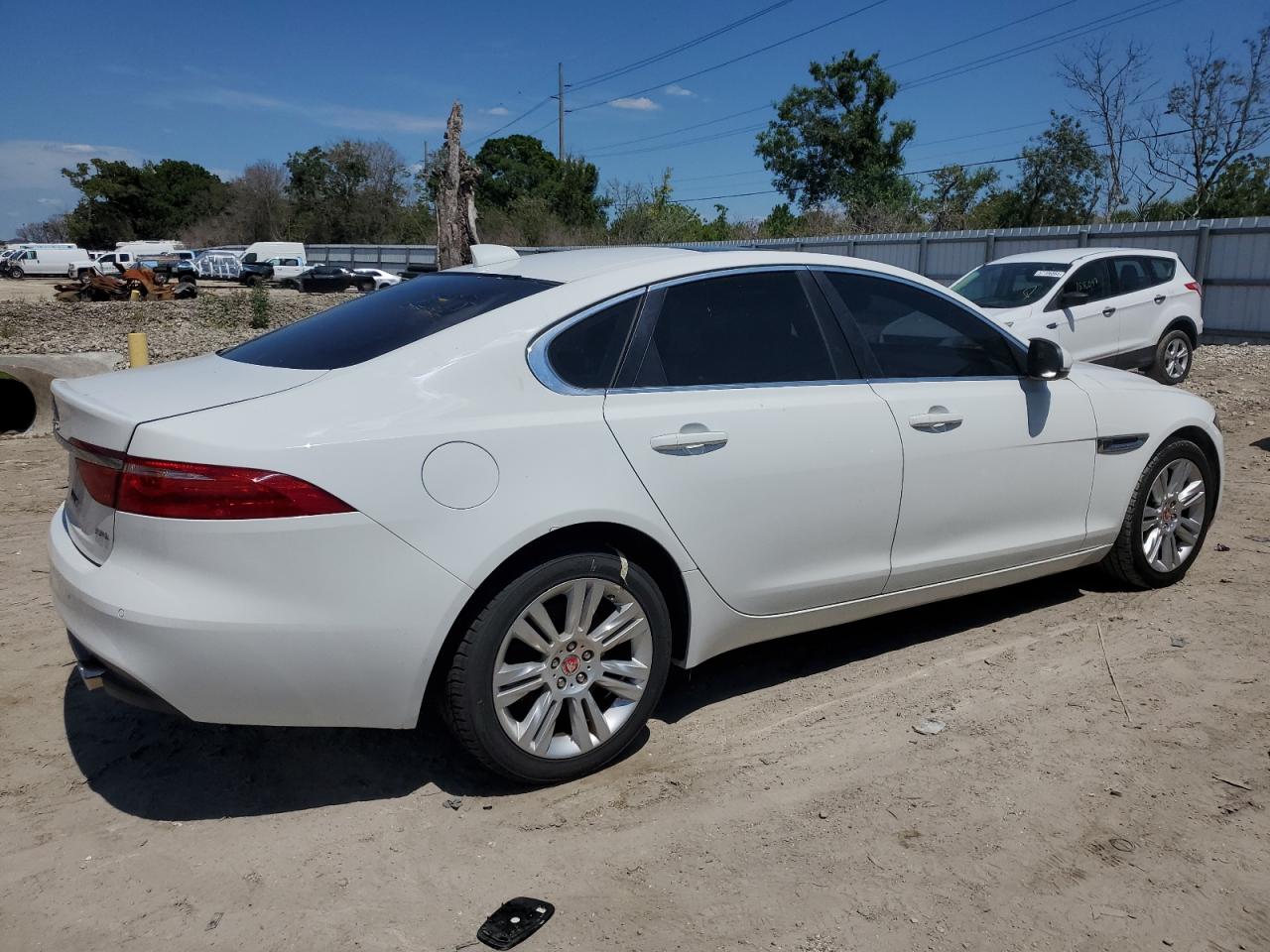 2017 Jaguar Xf Premium vin: SAJBD4BVXHCY39095