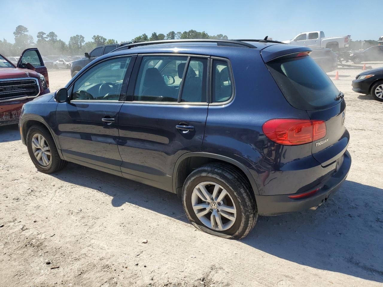 2016 Volkswagen Tiguan S vin: WVGAV7AX8GW559969