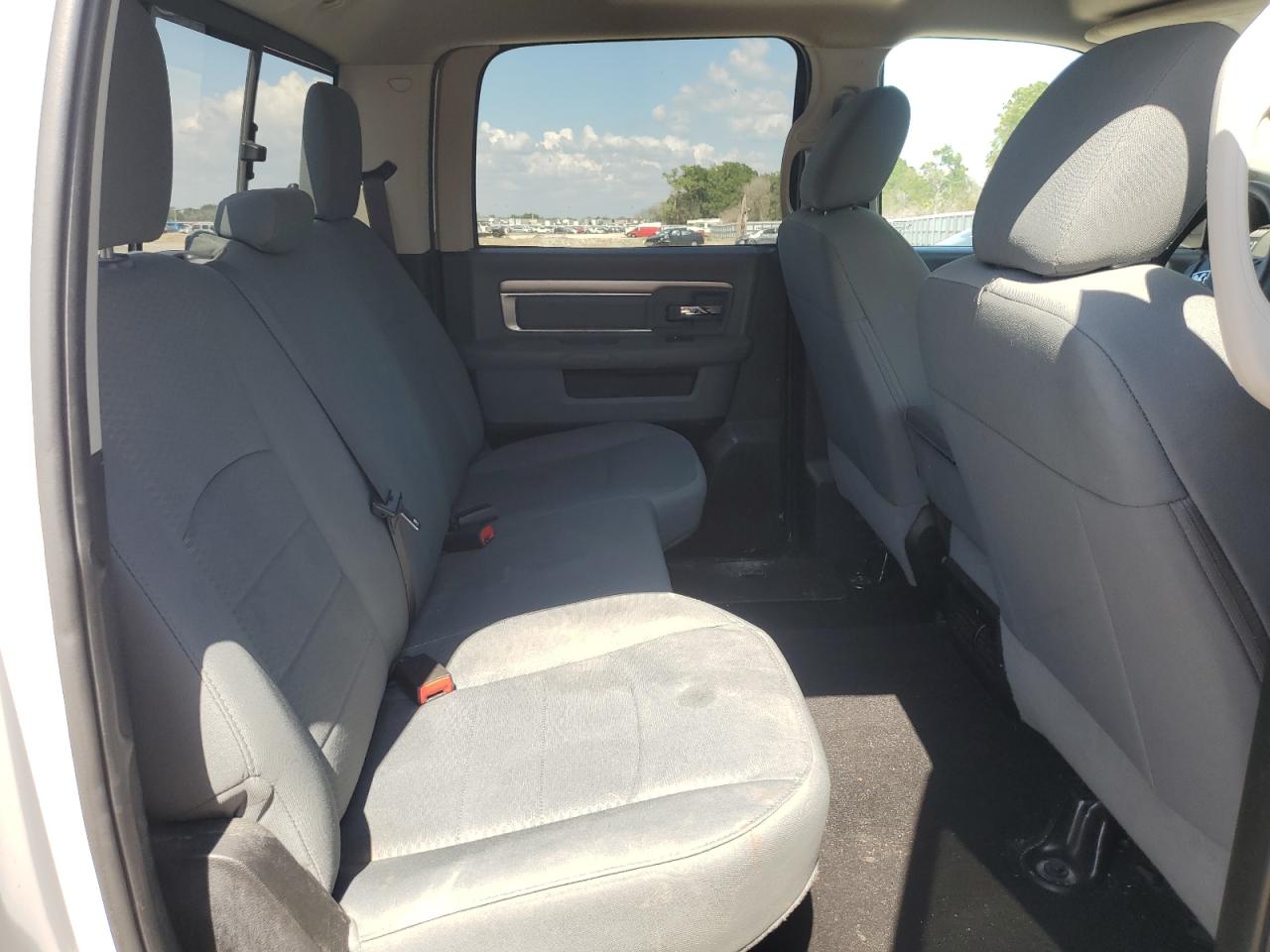 1C6RR7TT1KS689458 2019 Ram 1500 Classic Slt