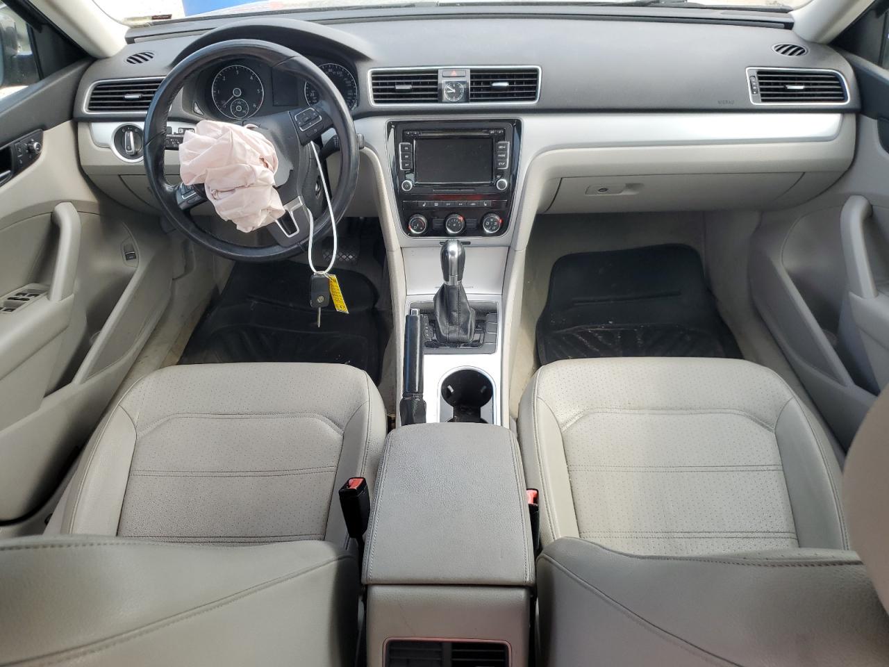 1VWBN7A30DC025865 2013 Volkswagen Passat Se