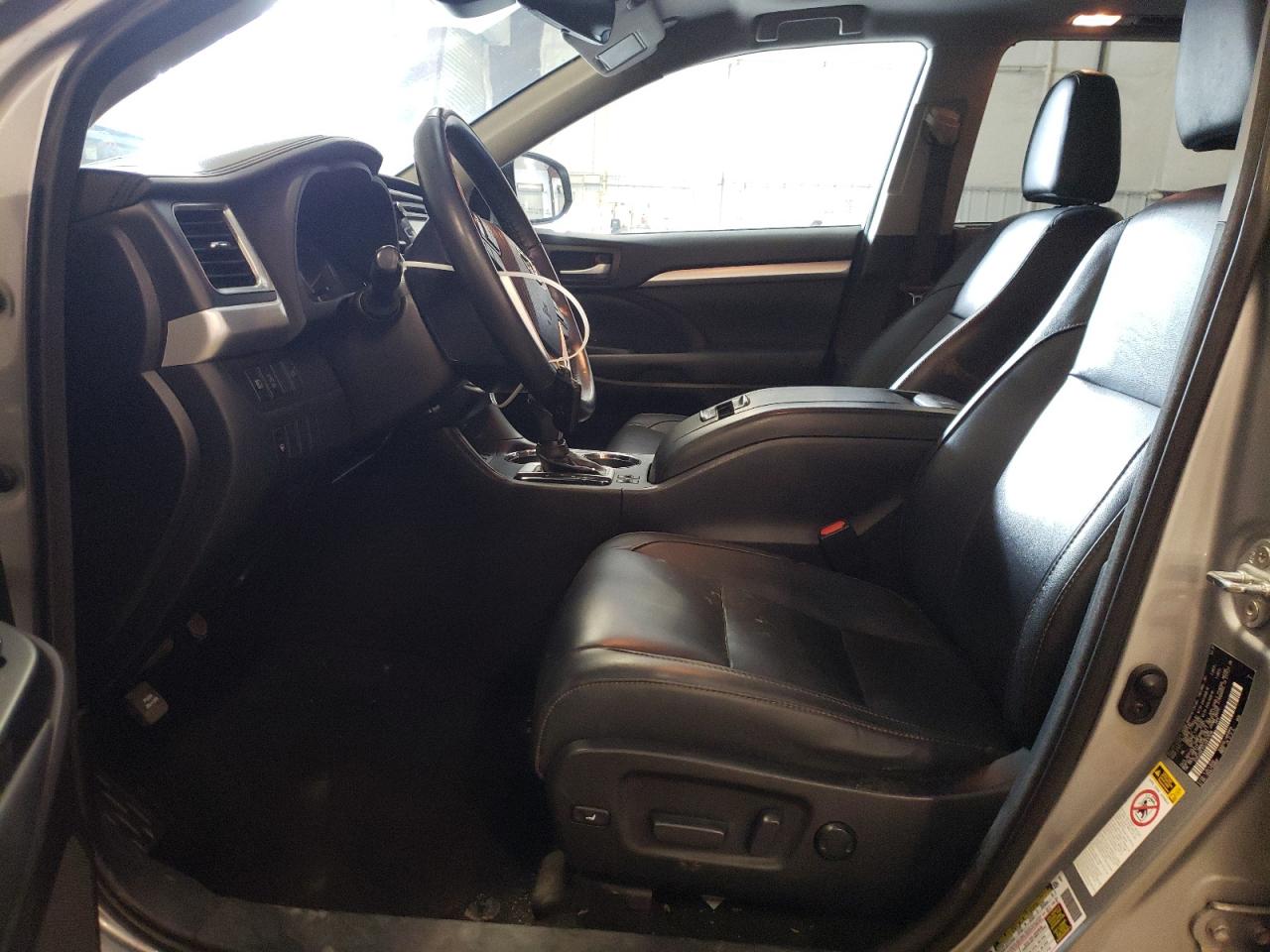 5TDJZRFH3JS817036 2018 Toyota Highlander Se