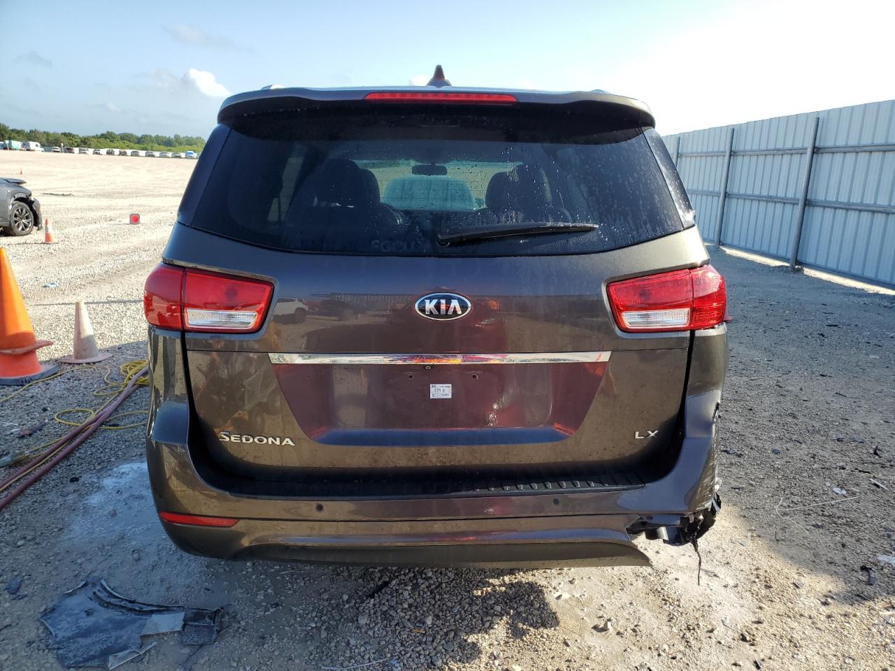 KNDMB5C11H6282574 2017 Kia Sedona Lx