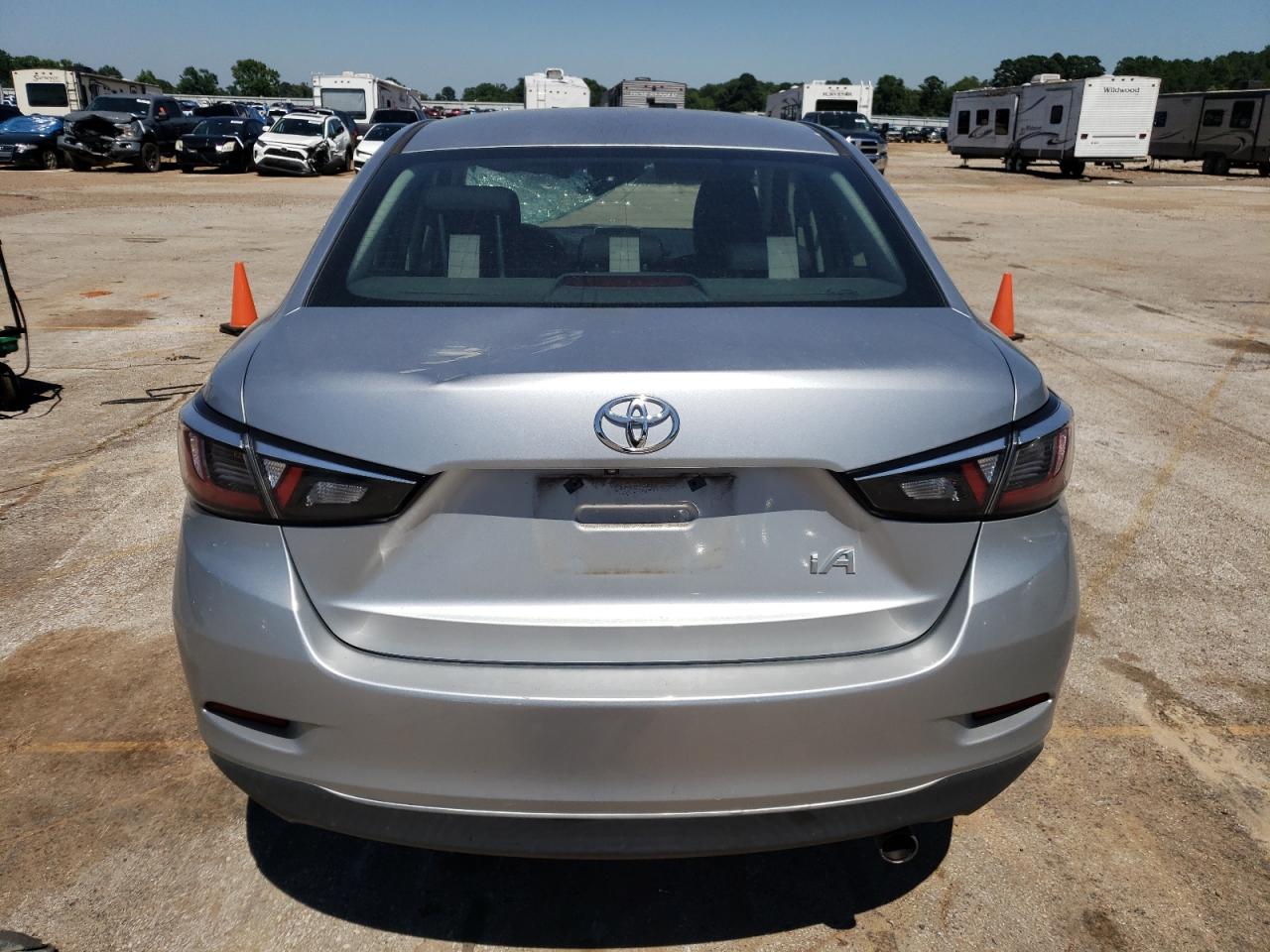 3MYDLBYV7JY328027 2018 Toyota Yaris Ia