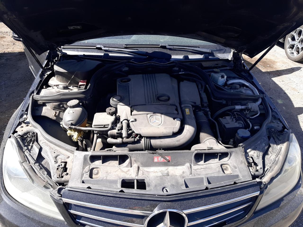 2014 Mercedes-Benz C 250 vin: WDDGF4HB1ER302027