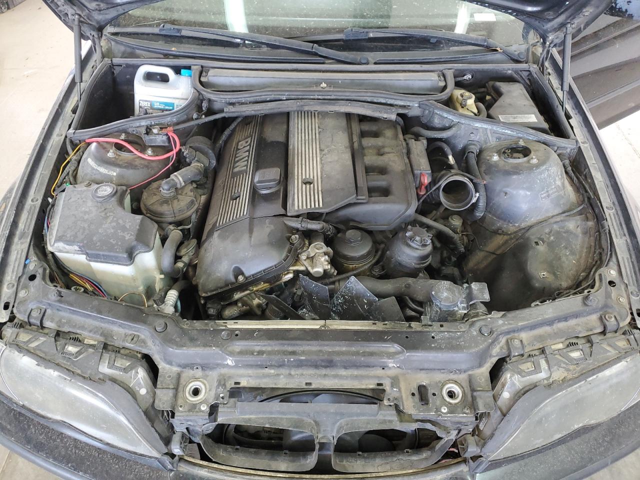 WBAEV33404KR29863 2004 BMW 325 I