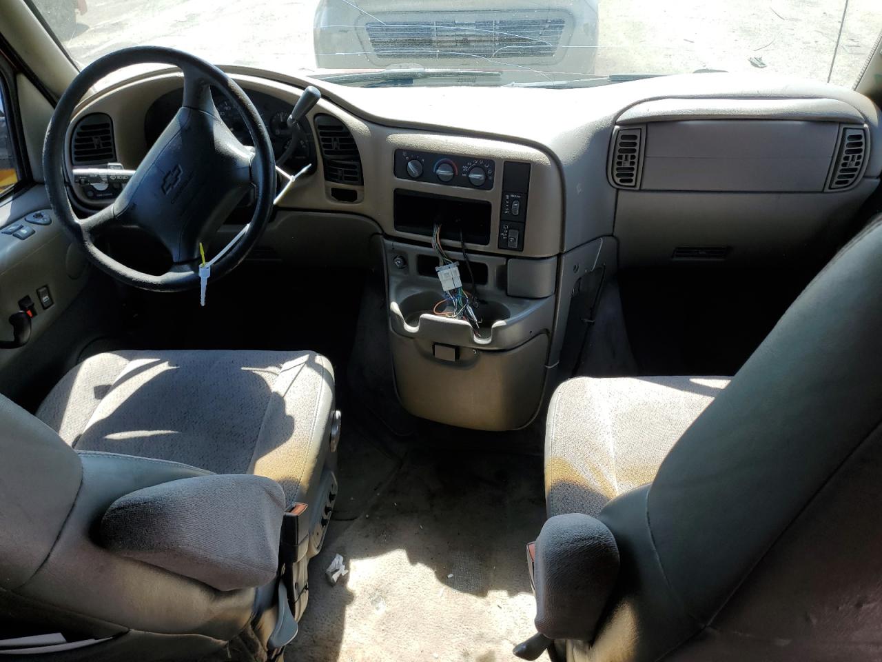 1GNDM19W6WB155661 1998 Chevrolet Astro