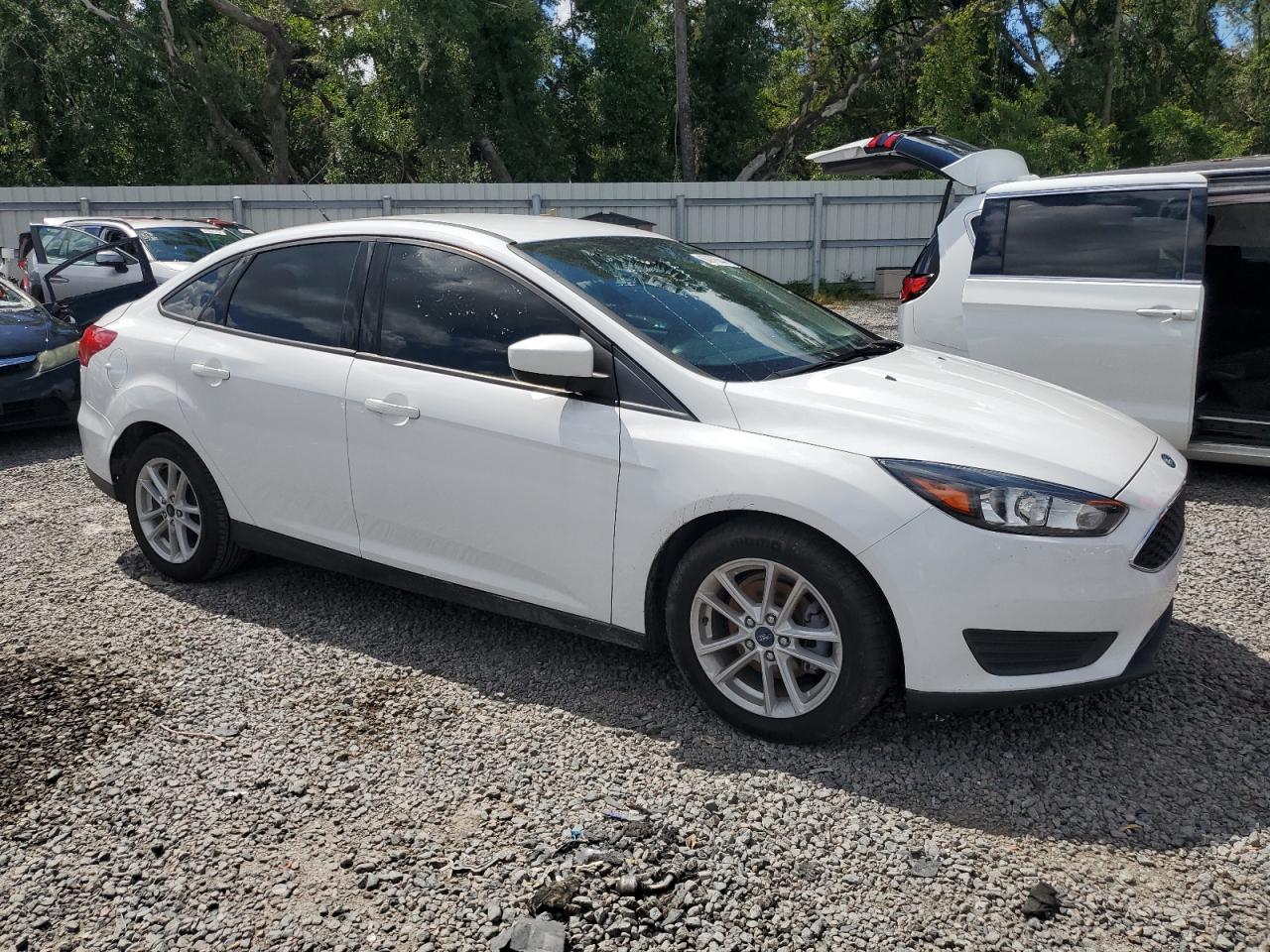 2018 Ford Focus Se vin: 1FADP3F23JL201968