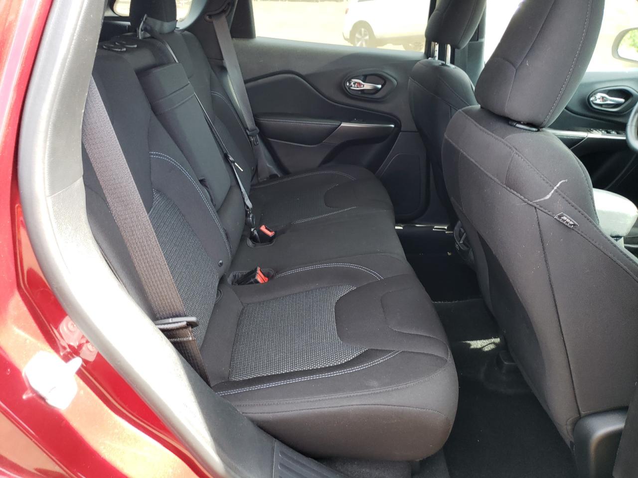 1C4PJMCB7KD406725 2019 Jeep Cherokee Latitude