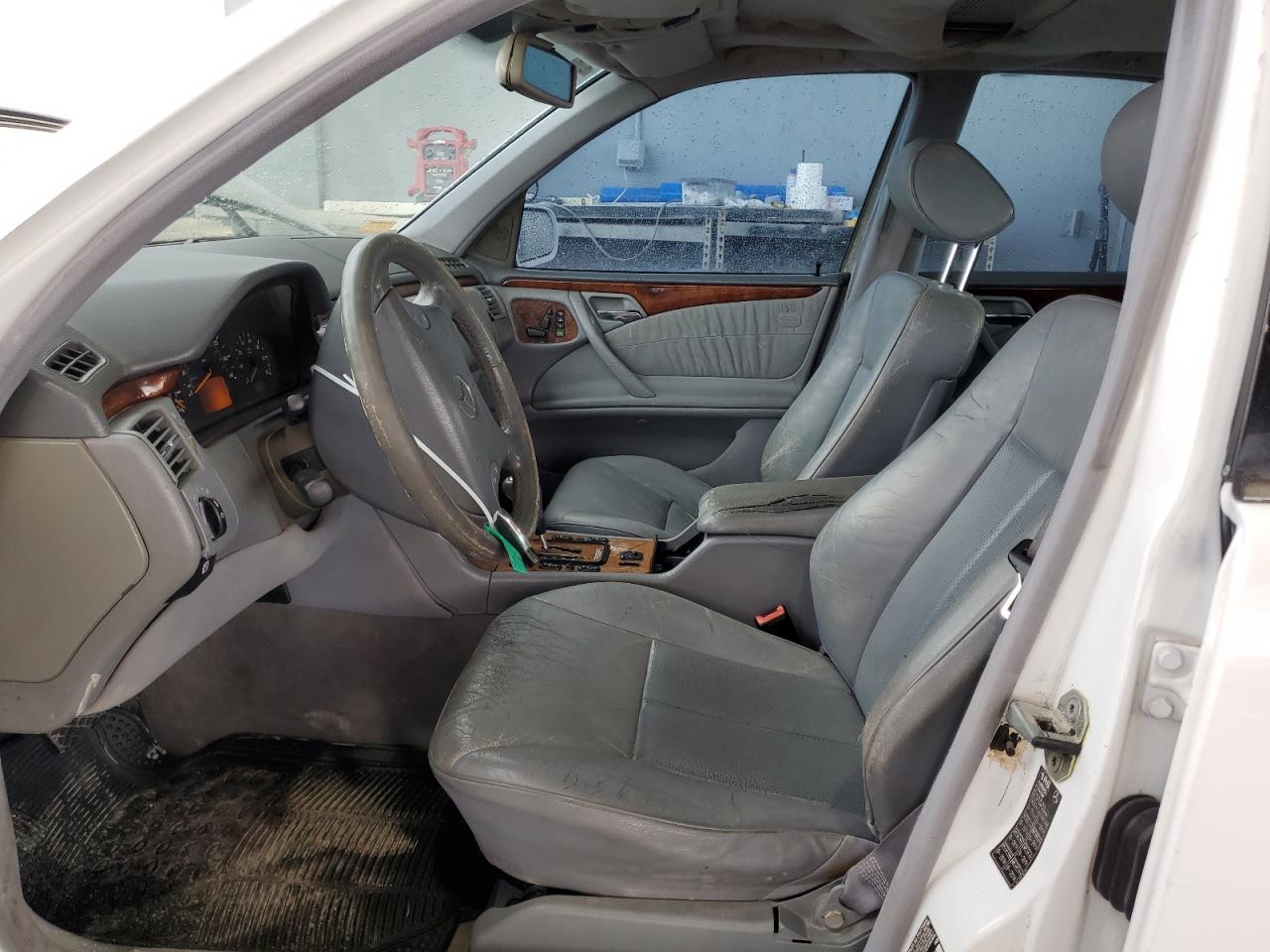 WDBJF65G7YA964322 2000 Mercedes-Benz E 320