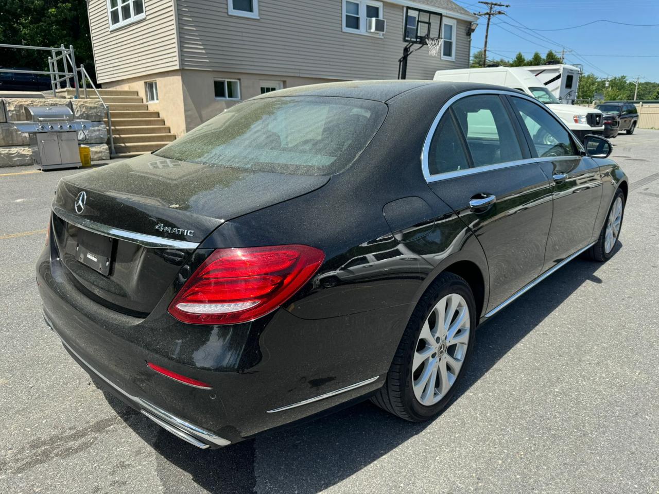 2018 Mercedes-Benz E 300 4Matic vin: WDDZF4KB7JA351100