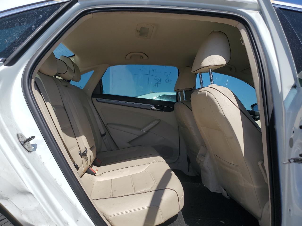 1VWDT7A31HC053047 2017 Volkswagen Passat R-Line